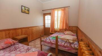 Фото номера Стандартный трехместный номер Гостиница Pribrezhniy Guest House г. Якорная Щель 5