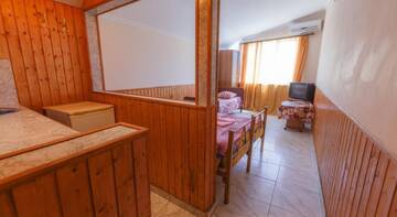 Фото номера Трехместный номер &quot;Комфорт&quot; Гостиница Pribrezhniy Guest House г. Якорная Щель 3